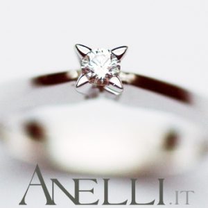 Anello con diamante solitario da 0,10 carati (Colore F purezza VVS1)