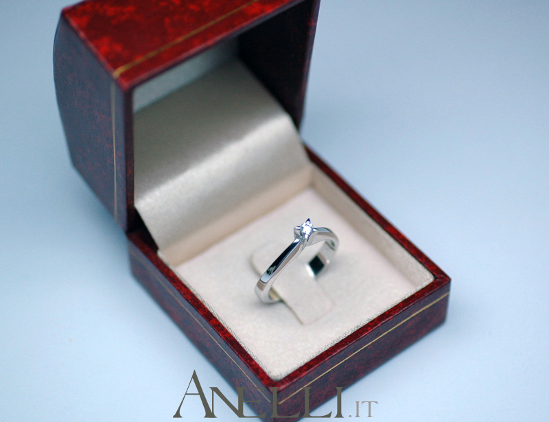 Anello con diamante solitario da 0,10 carati (Colore F purezza VVS1) - immagine 4